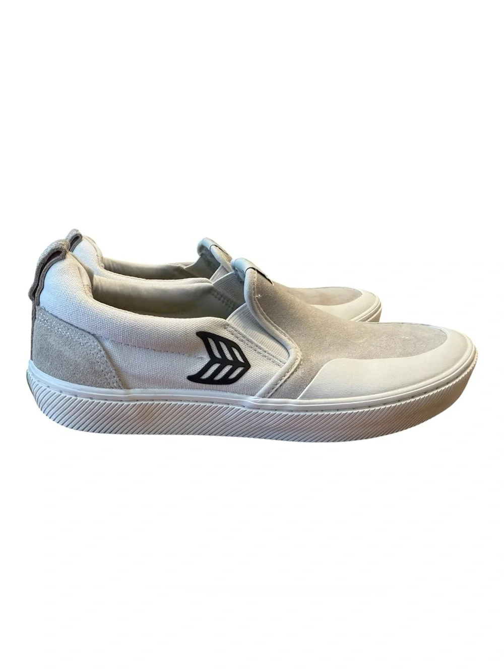 Cariuma Men’s Slip-On Skate Pro Loafers in Beige, White and Black. Size 9